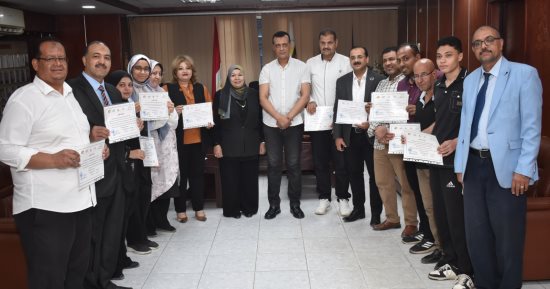 مدير تعليم سوهاج يكرّم الفائزين في معرض العلوم والهندسة ISEF 2026