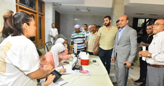 محافظ أسيوط يتابع خدمات الكشف المجاني ضمن مبادرة 100 مليون صحة