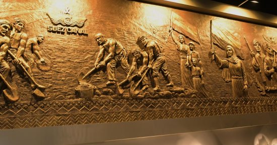 جدارية توثق تاريخ بورسعيد من حفر القناة إلى ملحمة الصمود 1956 ونصر أكتوبر.. صور