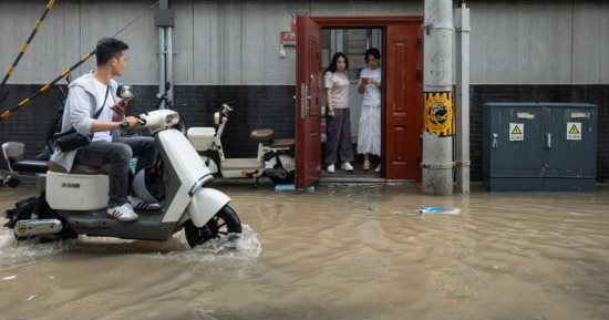 أمطار غزيرة تضرب الصين وعاصفة استوائية تجتاح فيتنام