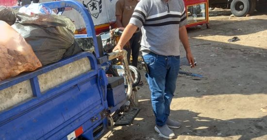 ضبط تروسيكل يلقى قمامة بشارع اللبينى بالهرم.. وإجراءات قانونية ضد مالكه