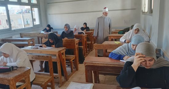 رئيس منطقة سوهاج الأزهرية يتفقد امتحانات الثانوية وسط حالة من الهدوء