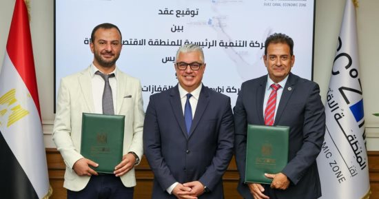 اقتصادية قناة السويس توقع مشروع بيبي إيجي لتصنيع القفازات الصناعية
