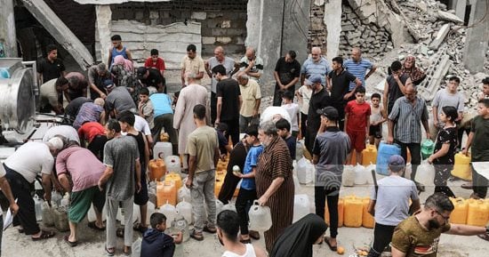 العطش ينهش غزة.. آلاف النازحين يصطفون لساعات للحصول على المياه