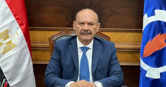 محافظ السويس: أبلغوا فورا عن أى معوقات أو رسوم غير رسمية بإجراءات التقنين