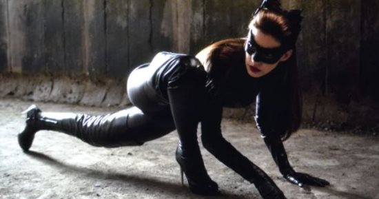 آن هاثاواى تكشف مفاجأة نولان الكبرى: جئت لـHarley Quinn ورحلت بـCatwoman