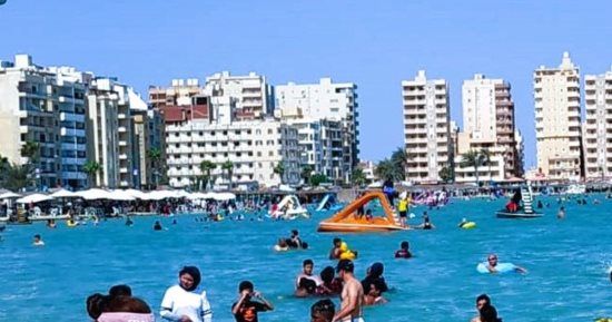 استمرار توافد المصطافين على مطروح والساحل الشمالي.. الشواطئ الآمنة تستقبل آلاف المواطنين وإغلاق شواطئ البحر المفتوح وقت النوات.. ونسب الإشغال في المنشآت المصيفية والفندقية تواصل الارتفاع.. صور