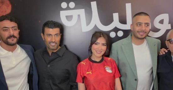 مى عمر تدعم المنتخب الوطنى وترتدى تيشيرت مصر فى العرض الخاص لشمشون ودليلة