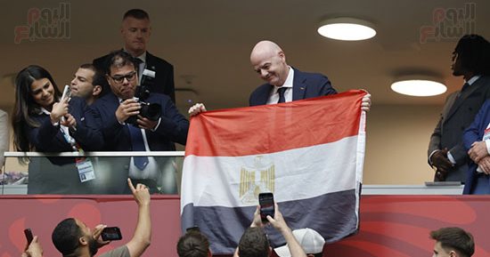 إنفانتينو يرفع علم مصر بعد الكوارث التحكيمية فى مباراة الأرجنتين.. صور 