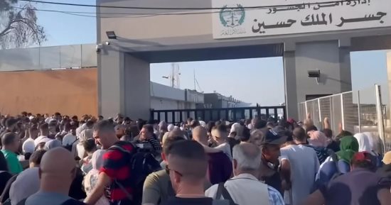 إضراب بالجانب الإسرائيلي يعطل حركة السفر عبر جسر الملك حسين ويمنع عبور نصف الحافلات