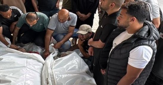 استشهاد فلسطيني وإصابة آخرين إثر قصف الاحتلال الإسرائيلي مركبة غرب غزة