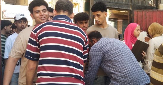 لحظة دخول طلاب الثانوية بالقليوبية لجان الفيزياء والتاريخ.. مباشر