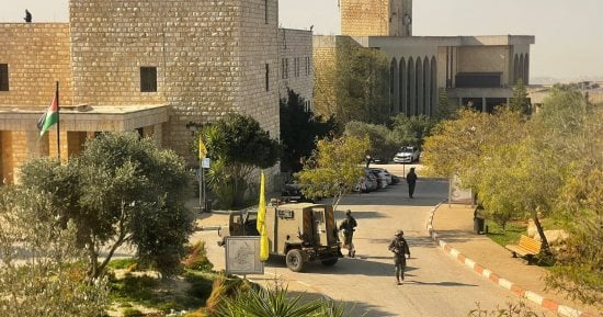 هجوم واسع للمستوطنين على قرية دير جرير ومحاصرة عائلات شرق رام الله