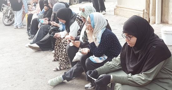 قطار الثانوية العامة يصل محطة الفيزياء والتاريخ.. الطلاب يتمسكون بآخر دقائق المراجعة قبل انطلاق الامتحان.. تفتيش دقيق لمنع الهواتف ومتابعة لحظية من غرفة العمليات.. والأمهات يفترشن الأرصفة: "وجودنا بيطمنهم"