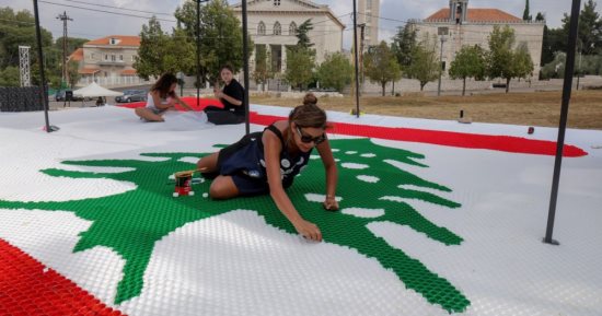 10452 غطاء زجاجة.. فنان يصنع علم لبنان على مساحة 70 مترًا