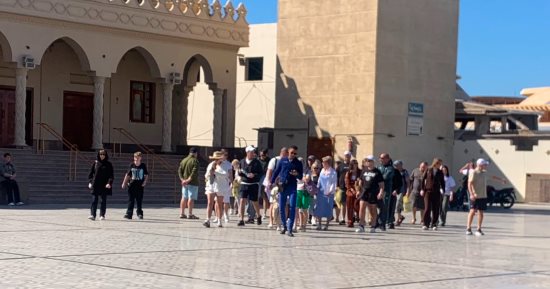 رواج سياحى أوروبى لرحلات الستى تورز بساحة مسجد الميناء الكبير بالغردقة.. مباشر
