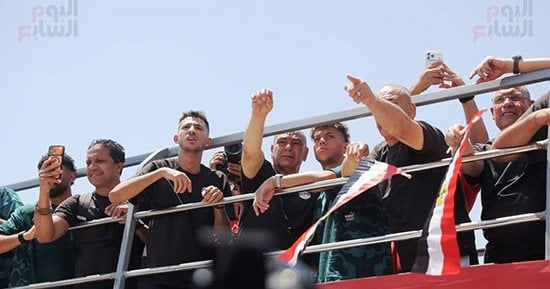 لاعبو منتخب مصر يوقعون على القمصان مع الجماهير فى العلمين.. فيديو
