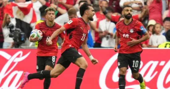 العرب يواصلون عزف سيمفونيتهم فى حب منتخب الفراعنة.. سفيرة البحرين: أبطال منتخب مصر كسبوا احترام العالم ومصدر فخر للعرب.. سفارة السعودية: ما قدموه بالمونديال سيظل مصدر فخر لكل العرب.. كاتب كويتى: أداء بطولى