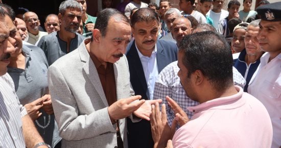 محافظ سوهاج يلتقى عددا من المواطنين للاستماع لمطالبهم بمدينة المراغة