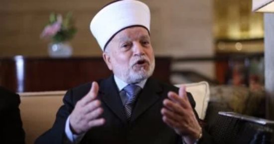 الاحتلال الإسرائيلي يبعد مفتي القدس والديار الفلسطينية عن المسجد الأقصى أسبوعا