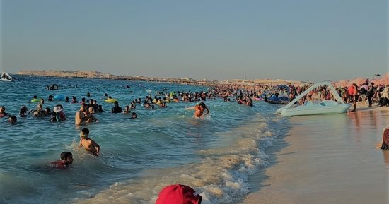 البحر يجذب آلاف المصطافين..إقبال كثيف على شواطئ مطروح والساحل الشمالي.. 