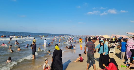 الآلاف بشواطئ مصيف بلطيم الـ 6 هربا من ارتفاع درجات الحرارة.. صور