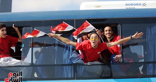 توافد الجماهير على مطار العلمين لاستقبال بعثة منتخب مصر.. صور