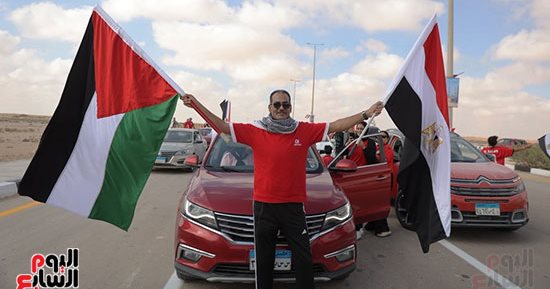بعلم مصر وفلسطين.. الجماهير في استقبال المنتخب.. فيديو