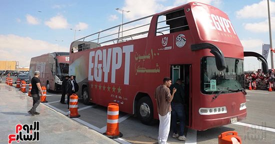 حافلة استقبال منتخب مصر تحمل رسالة تقدير للفراعنة بشعار 100 مليون شكرًا.. صور 