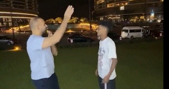 عامل بالعلمين: فخور أني علقت لافتات الاحتفال بالمنتخب على أعلى برج فوق ساحل المتوسط.. فيديو