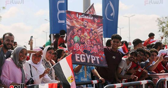 رسالة وفاء من الجماهير.. استقبال حافل للفراعنة بمطار العلمين بعد إنجاز المونديال