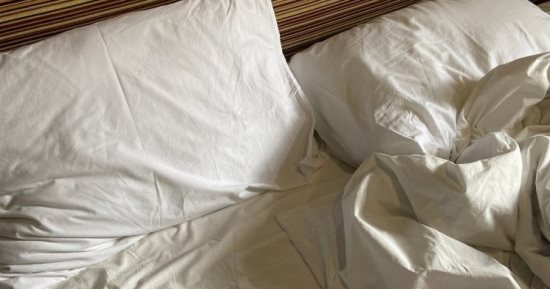 7 طرق هتساعدك على تنظيف الوسائد الصفراء.. تعرفى عليها
