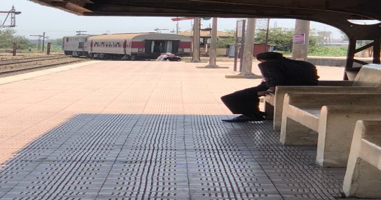 سحب عربة قطار 450 المتسببة في الحادث بعد رفعها على القضبان.. فيديو وصور