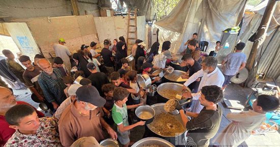 الجوع ينهك غزة.. طوابير طويلة أمام التكايا الخيرية لإطعام الأطفال والنازحين