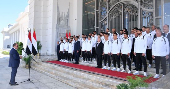 لاعبو منتخب مصر للرئيس السيسى: سنبذل قصارى جهدنا للبناء على إنجاز كأس العالم.. صور 
