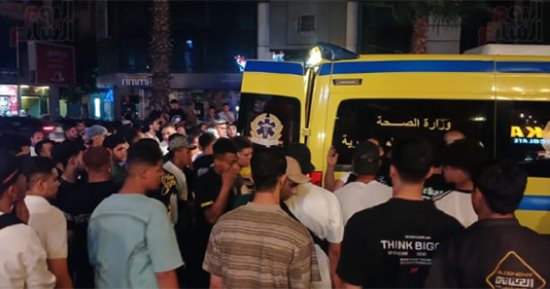 سقوط شجرة بالدقى وإصابة شخص ونقله للمستشفى.. صور