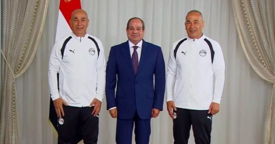 حسام حسن ينشر صورة تاريخية مع الرئيس السيسي وإبراهيم حسن خلال تكريم منتخب مصر