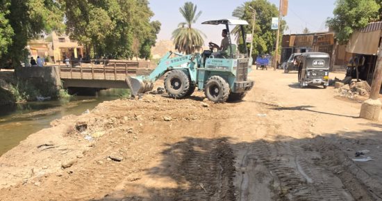 التعامل مع تجمعات الصرف الصحى بقرى نصر النوبة بأسوان