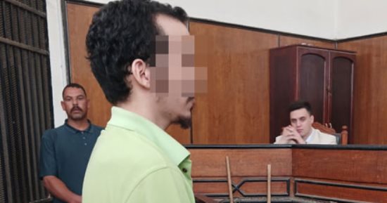 تأجيل محاكمة طالب جامعى بالشرقية متهم بقتل والدته بـ 12 طعنة