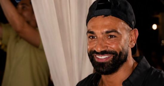 محمد صلاح يثير فضول الجمهور بمشروبه الخاص خلال احتفاله في العلمين