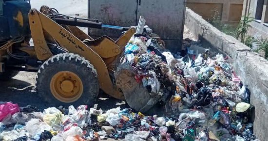 رفع 40 طن من القمامة والمخلفات الصلبة والأتربة بقرية نيدة بسوهاج