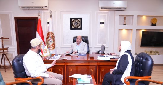 وزير العمل يستقبل ممثل سلطان البهرة لاستخراج تراخيص الأجانب المشاركين في ترميم المساجد