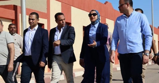 محافظ الوادي الجديد تتابع معدلات الإنجاز بمشروع المنازل الريفية بقرى مركز بلاط