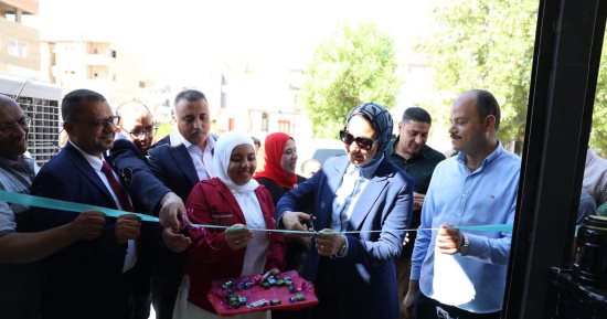 محافظ الوادي الجديد تفتتح منفذًا للسلع المخفضة وتوجه بالتوسع في القرى
