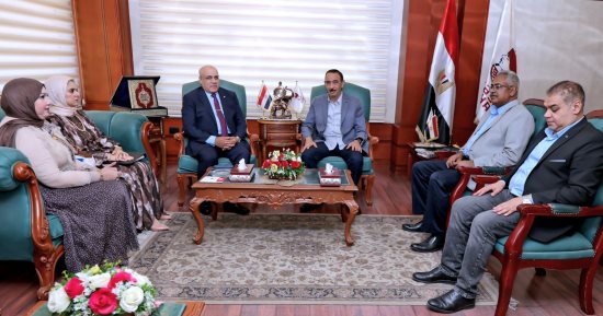 محافظ سوهاج يلتقى رئيس جهاز الاستثمار لمناقشة الفرص الاستثمارية
