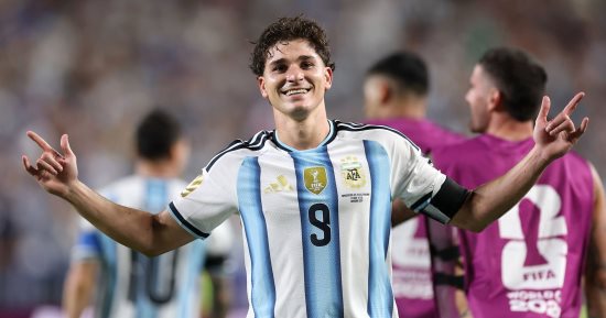 أرسنال يسعى لخطف ألفاريز من برشلونة بعد كأس العالم