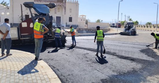 استمرار أعمال رصف الطرق بنويبع ضمن الخطة الاستثمارية لتطوير البنية التحتية