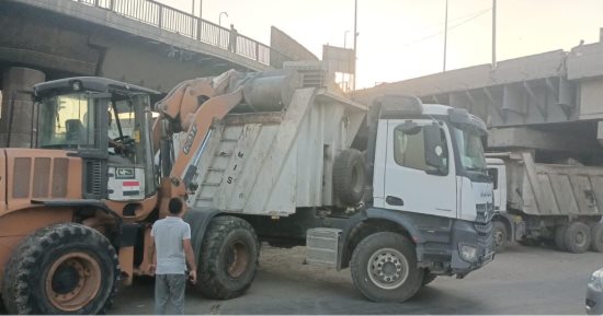 رفع مخلفات الرتش وتحسين النظافة أسفل دائرى المنيب بشارع ربيع الجيزى.. صور