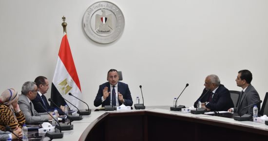 الدكتور عبد العزيز قنصوة يوجه بتكثيف القوافل الثقافية للمحافظات