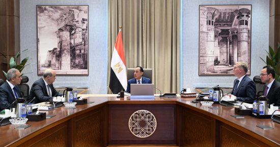 رئيس الوزراء يتابع ملفات عمل مشتركة بين وزارتي الطيران المدني والبترول